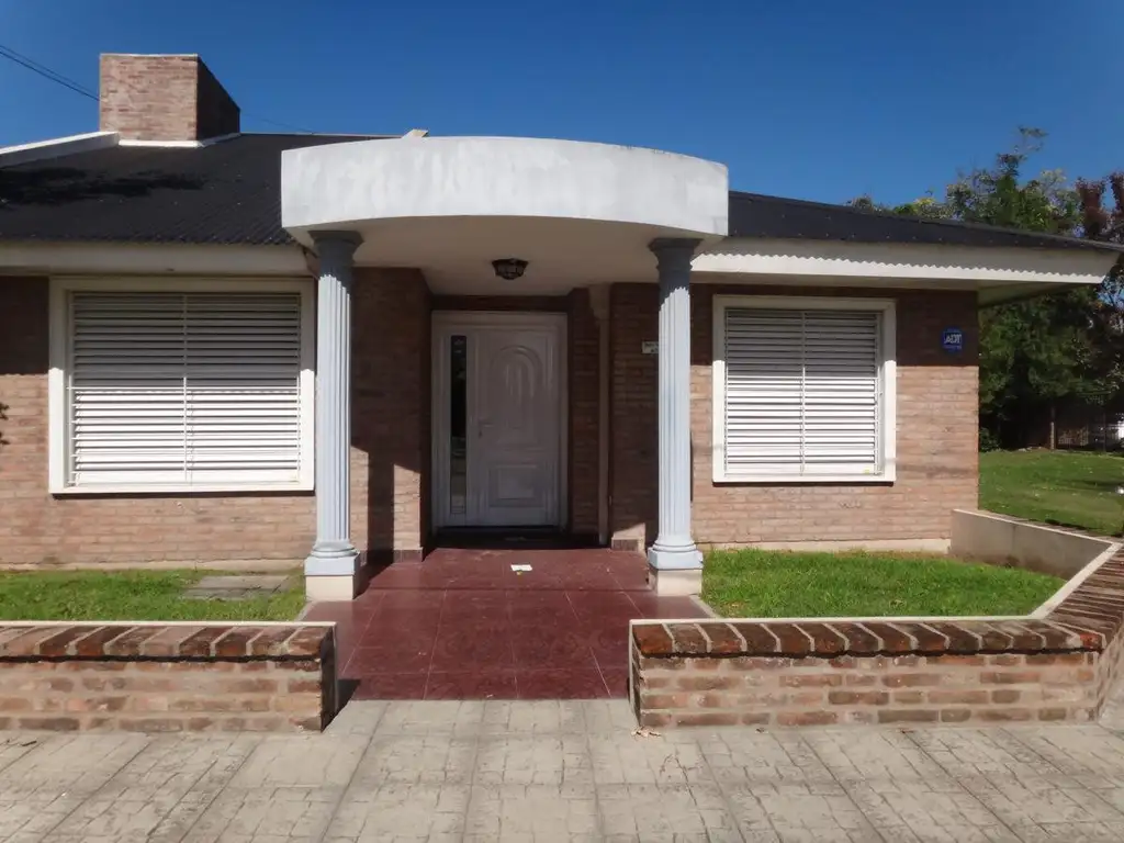 casa a la venta en lujan calle padre varela esquina italia plazoleta rosario