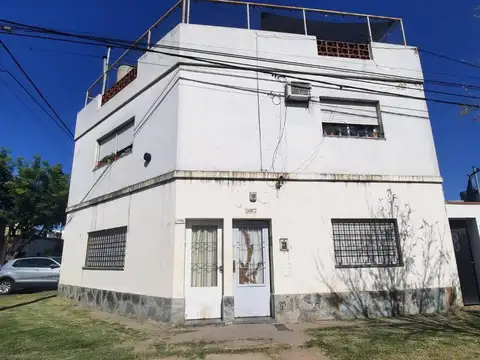 Tradicional casa  en  planta baja ( en PH) en barrio Tiro Suizo!