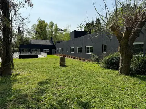 venta casa con parque y pileta en Parque Leloir