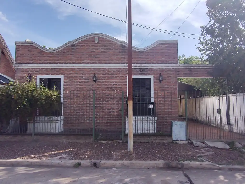 CASA ESTILO COLONIAL 2 DORMITORIOS CON GARAGE PASANTE