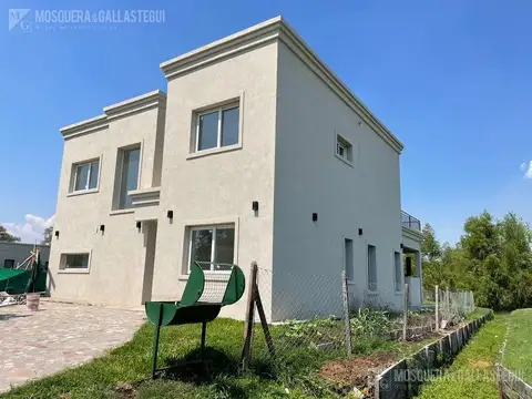 Casa en Venta - 4 dormitorios - USD 265.000