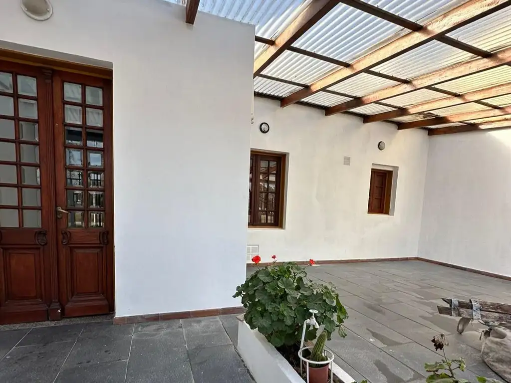 EN VENTA Casa 2 dormitorios, cochera y patio en San Jeronimo Sud