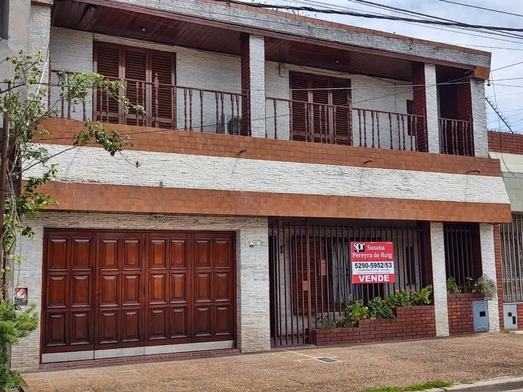 CASA EN DOS PLANTAS UBICADA EN HAEDO NORTE