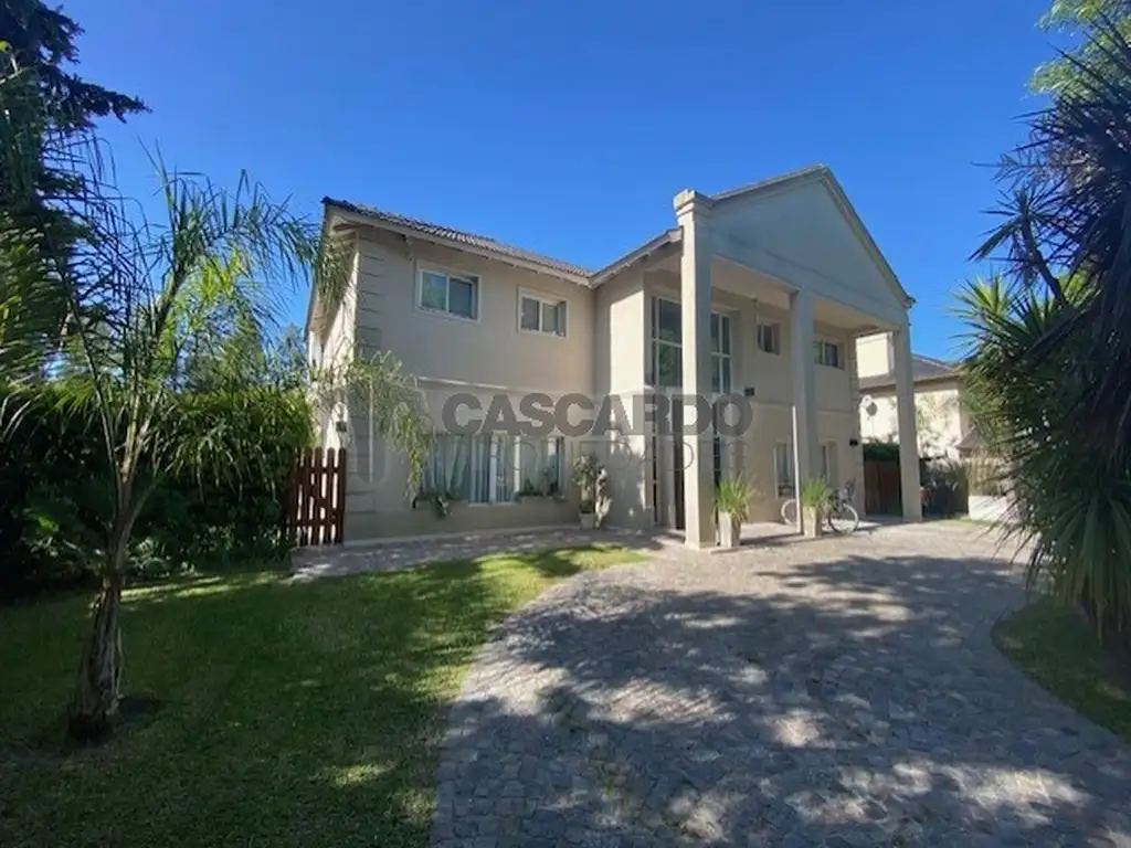 Chalet de 6 ambientes de gran categoría con piscina y 400m2 cubiertos.