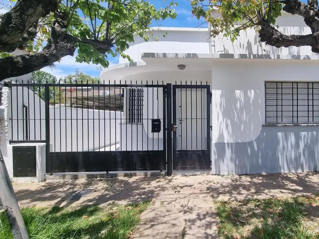 Casa modernizada en Quilmes Este