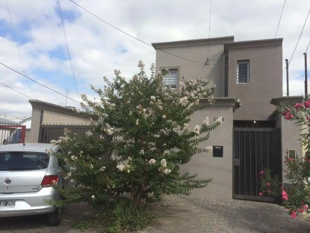 Casa en venta - 4 Dormitorios 4 Baños - 238Mts2 - Almirante Brown