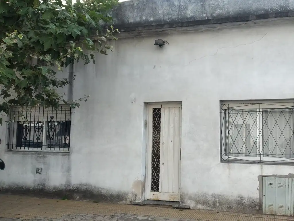 CASA 4 AMB C/2 COCINAS, 2 BAÑOS, LAVADERO, AMPLIO PATIO C/GALERIA Y CUARTO GUARDAUTILES