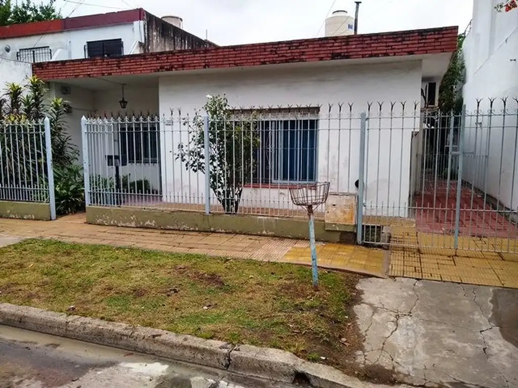 Casa americana de 4 ambientes en Morón.