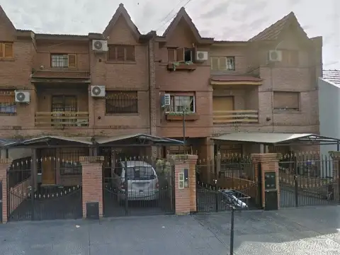 *EXCELENTE TRIPLEX 4 AMB. CON ENTRADA DE AUTO, TERRAZA, PATIO Y QUINCHO CON PARRILLA - Foto 0