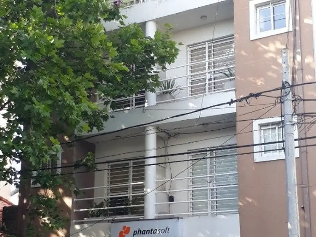 Departamento de 3 amb a la calle con balcón