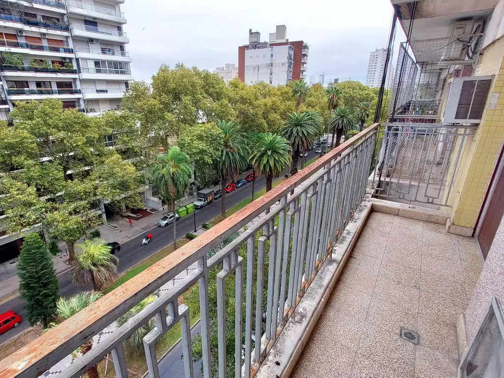 Venta Departamento 3 dormitorios en Bv. Oroño Y Mendoza. Oportunidad!