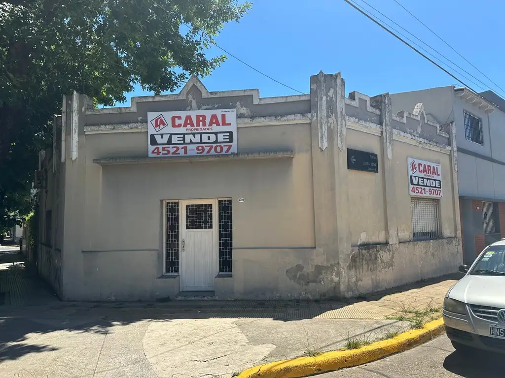 Excelente casa al frente de 3 ambientes con patio y terraza. Frente a la plaza.