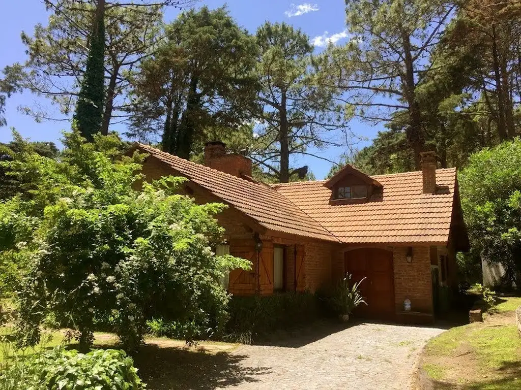 Hermosa casa rodeada de bosque en lugar muy tranquilo de Carilo.