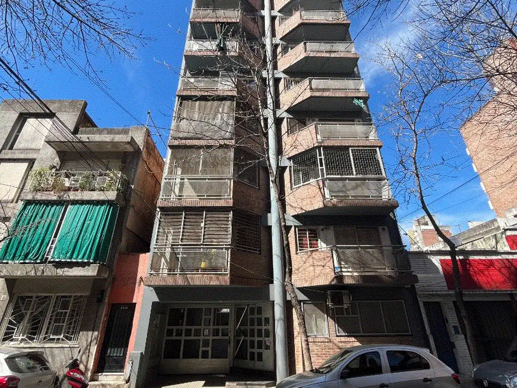 DEPTO DOS DORMITORIOS, COCINA SEPARADA, VENTILACION CRUZADA, EXCELENTE UBICACION