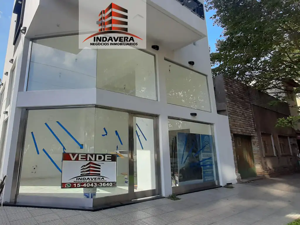 EXCLUSIVO A ESTRENAR LOCAL EN DOBLE ALTURA DE 85M2 en Esquina sobre Avenida – Caseros Centro