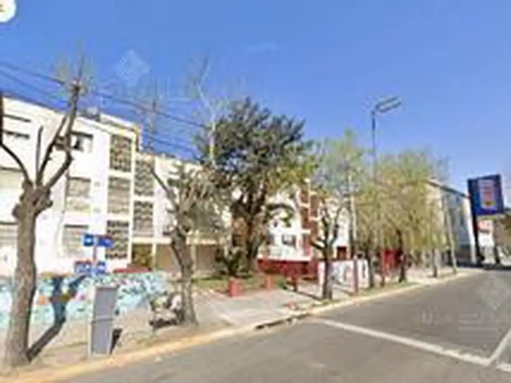 Muy buen 3 ambientes en pleno centro, frente a la estación, a mts de COTO - Vta Directa