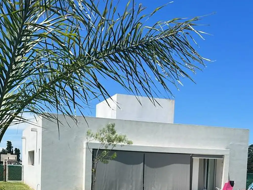 Casa dos dormitorios con patio y pileta en venta - Fighiera - Azahares del Paraná