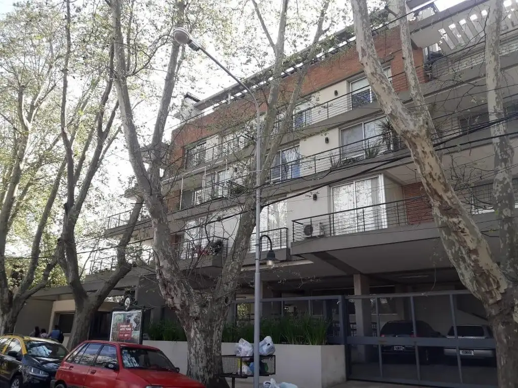 Amplio y luminoso Monoambiente con terraza de 52 m ,cochera fija cubierta y baulera