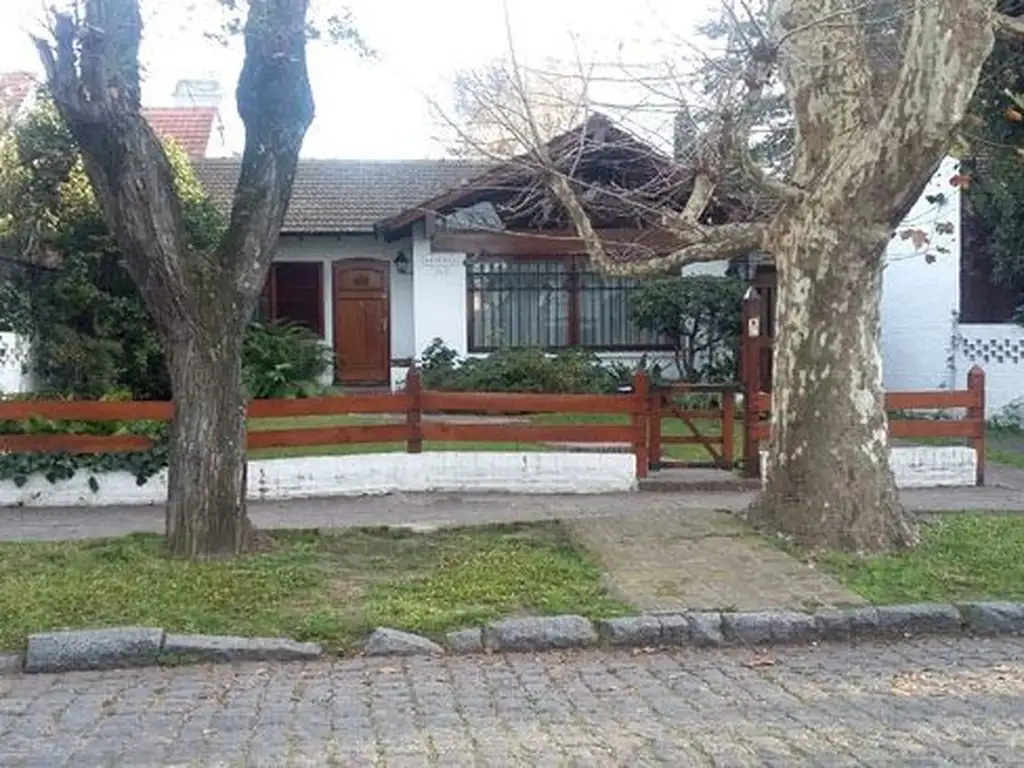 EN UNA MUY BUENA UBICACIÓN, MUY BUEN CHALET IDEAL PARA 2 FAMILIAS CON GRAN TERRENO