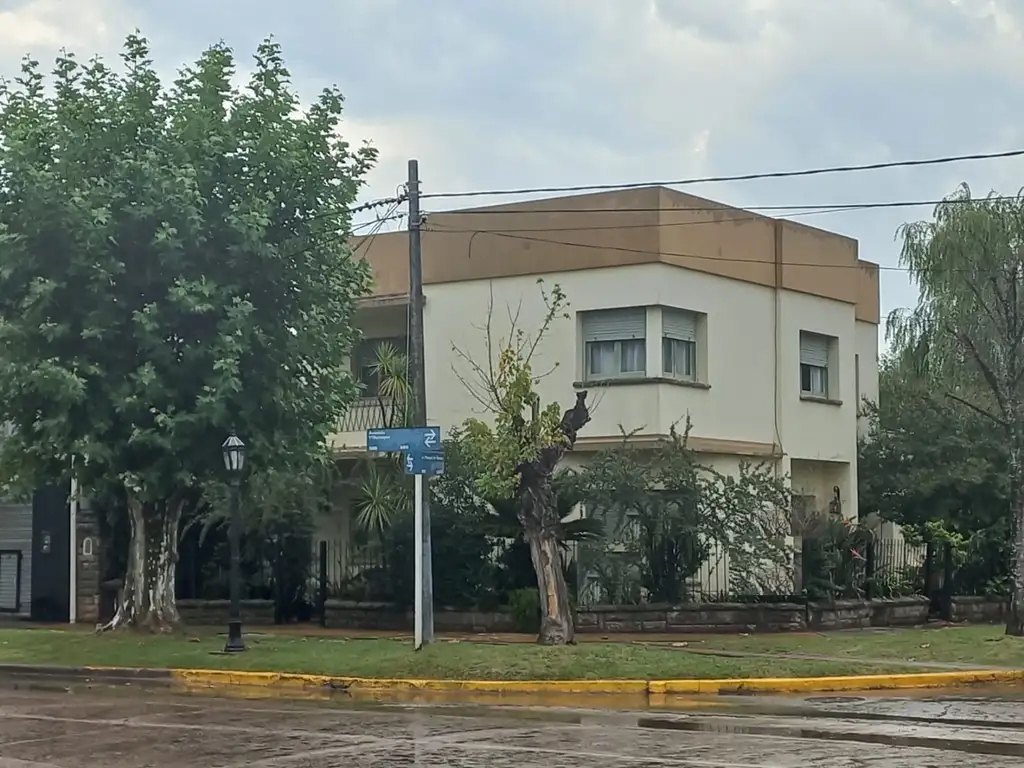 IMPONENTE CASA EN EL CENTRO DE LAS HERAS