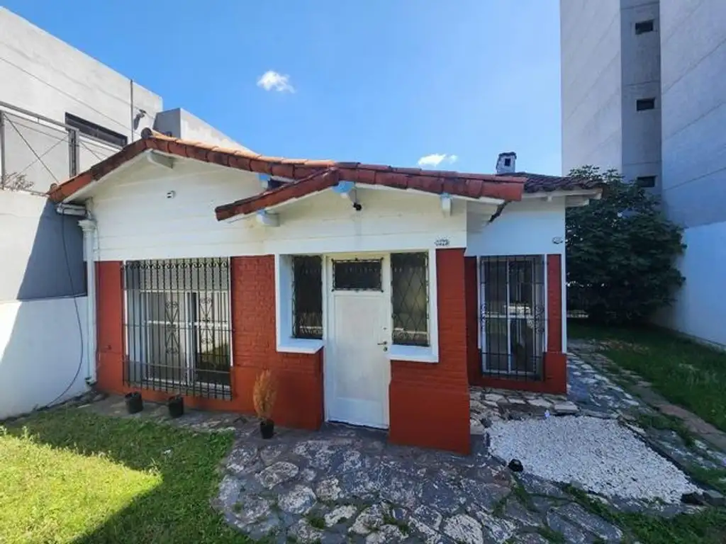 Casa lote propio con jardín y cochera pasante