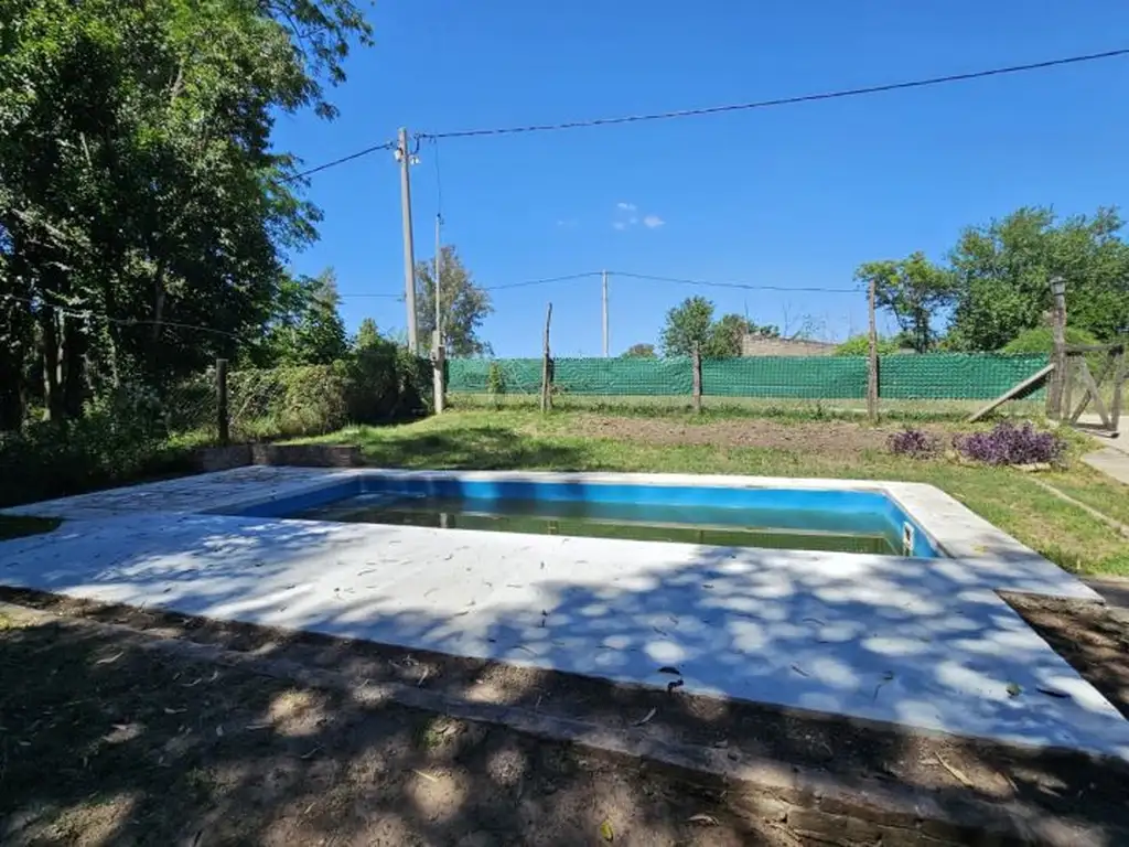 Cabaña con pileta, en lote arbolado de 1.017 m2