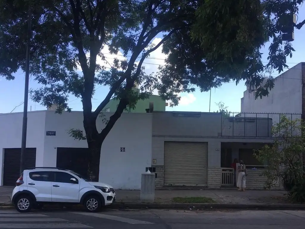 Venta Casa tres ambientes a refaccionar