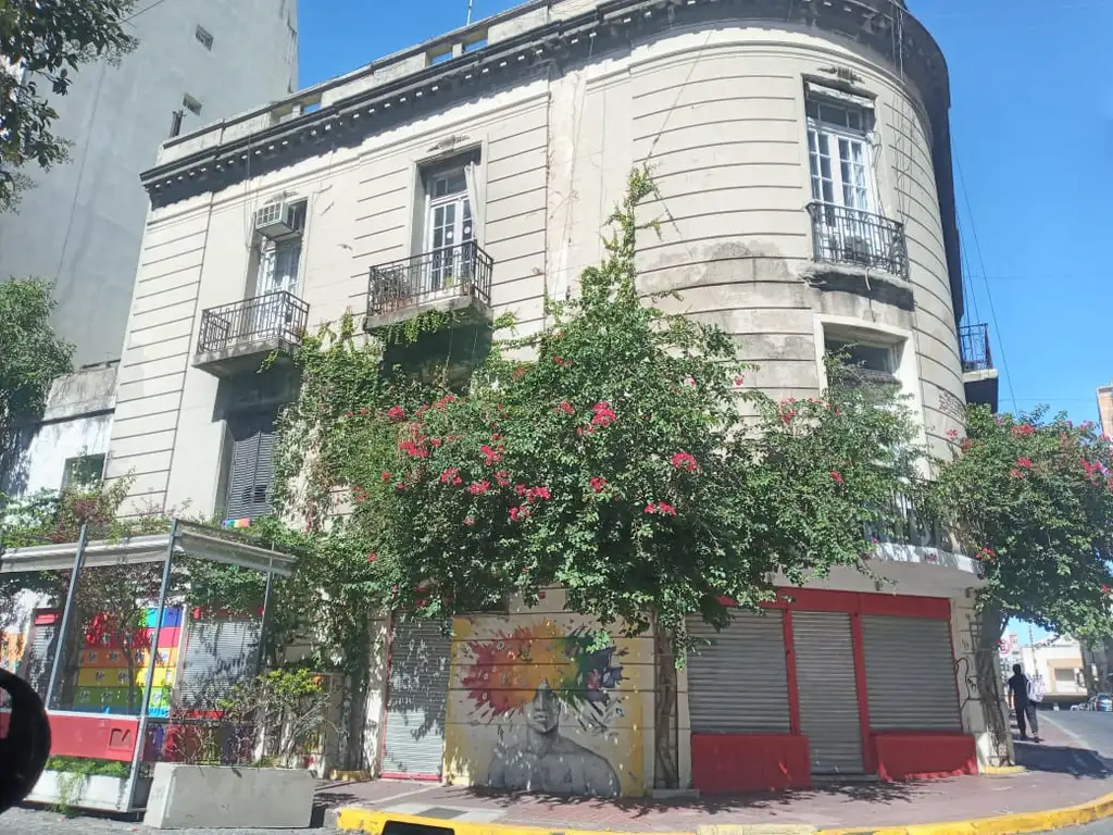 EDIFICIO CON LOCALES COMERCIALES EN INMEJORABLE UBICACION EN SAN TELMO