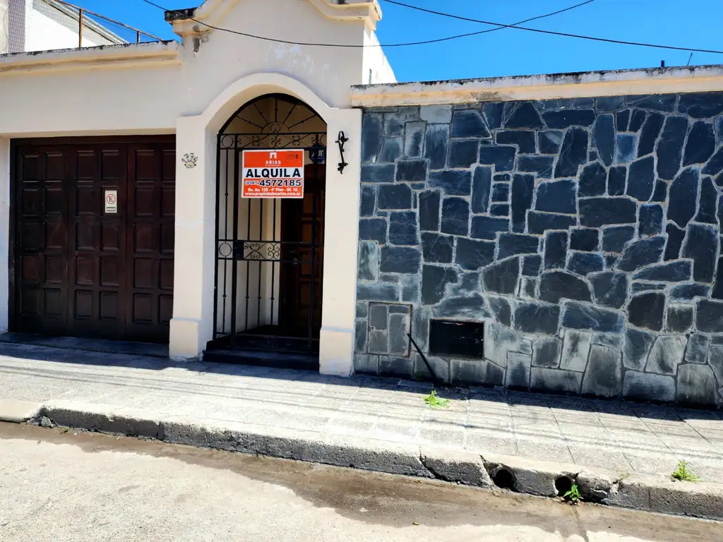 Muy linda casa macrocentro. Excelente contexto vecinal.