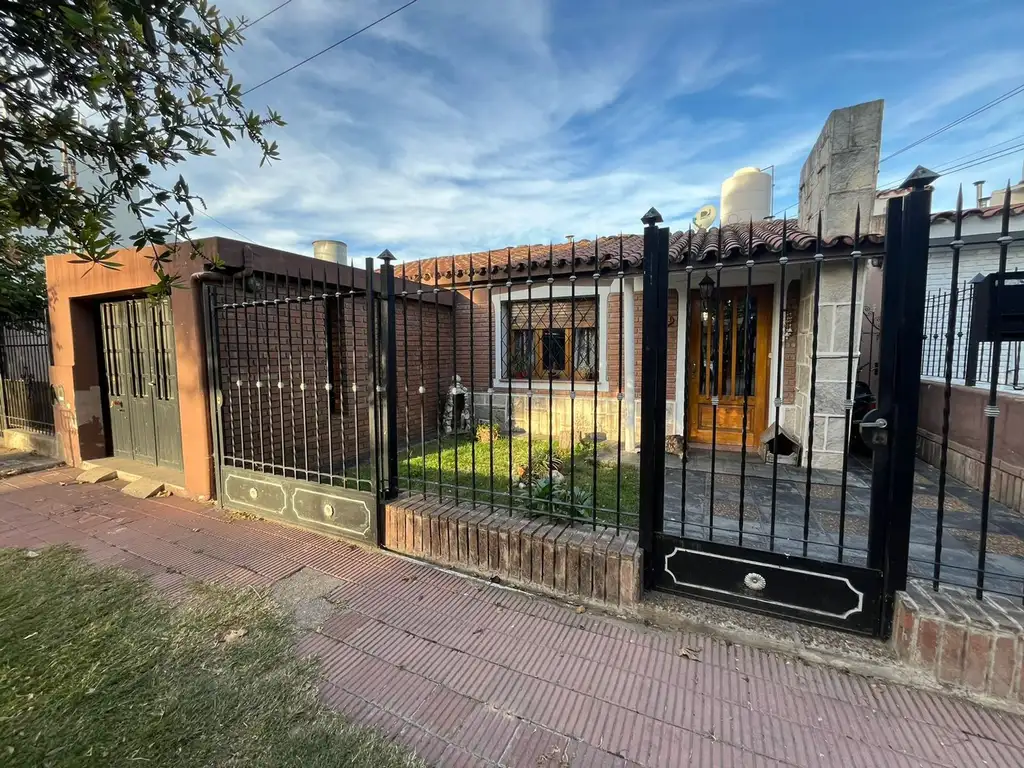 VENTA CASA MAS DPTO B° LOS PLATANOS, CORDOBA