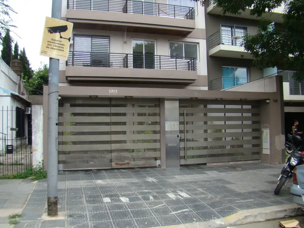 HERMOSO MONOAMBIENTE AL FRENTE DIVISIBLE CON BALCON CORRIDO FRENTE A LA PLAZA DE AV. L. DE VEGA