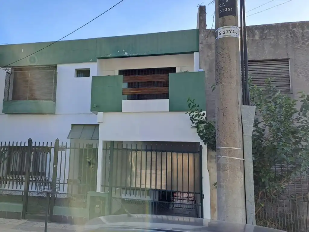 Excelente Casa de 6AMB C/ Cochera