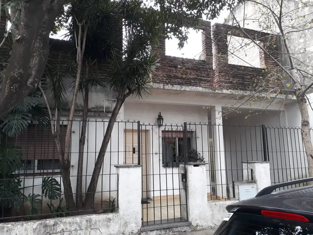 CASA PARA REFACCIONAR DOS PLANTAS IDEAL DOS FAMILIAS O PARA DEMOLER VALOR LOTE - APTO DUPLEX