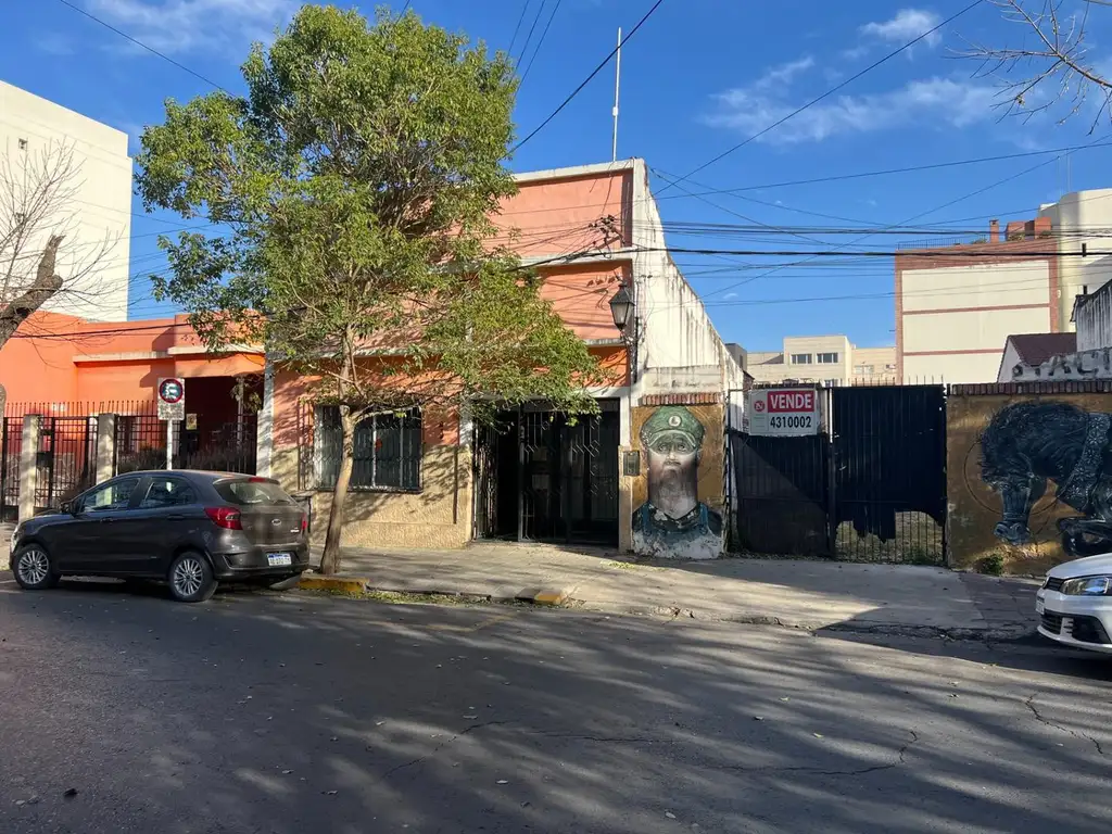 Casa en venta en calle Santiago del Estero