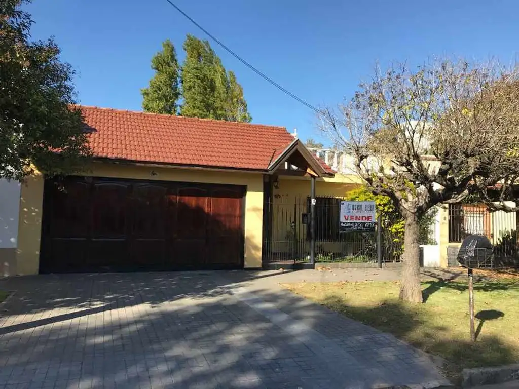 VENTA PRECIOSA CASA DE 4 AMBIENTES. QUILMES OESTE.