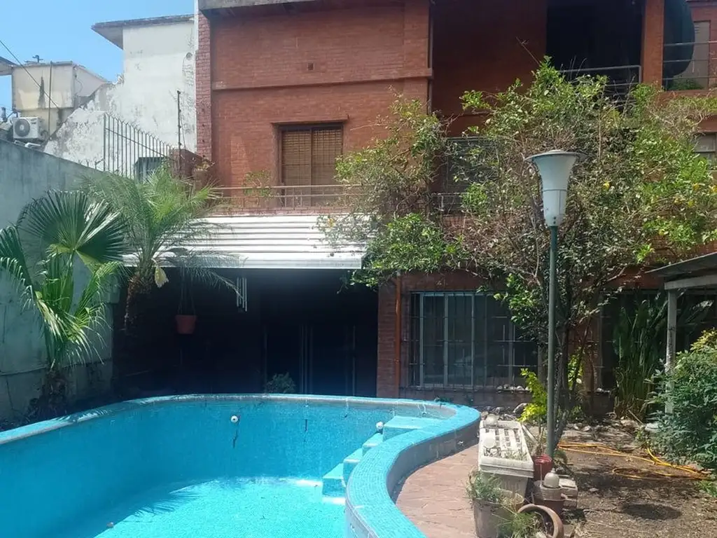 VENTA CASA  6 AMB C/ PILETA OPORTUNIDAD