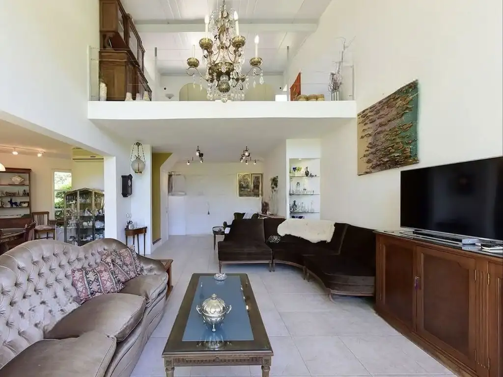 Venta casa 6 ambientes, barrio cerrado Las Condes.