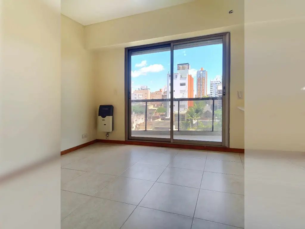 3 de febrero y Santiago: un dormitorio con balcón, excelente