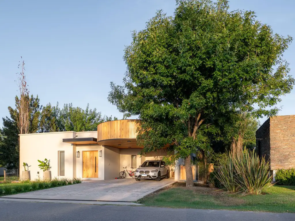 Venta casa de tres dormitorios en suite con galeria, parrillero y pileta. La Rinconada, Ibarlucea