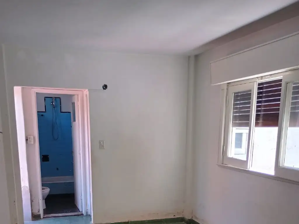 DEPARTAMENTO 2 AMBIENTES, CON PEQUEÑA TERRAZA PROPIA   SIN EXPENSAS   PRIMER PISO POR ESCALERA