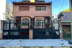 *EXCELENTE TRIPLEX 4 AMB. C/PATIO, PARRILLA Y GARAGE P/3 AUTOS *UBICADO EN ZONA RESIDENCIAL