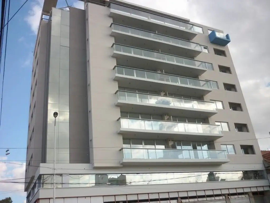 *EXCELENTE DEPTO. DE 4 AMB. MUY LUMINOSO CON AMPLIO BALCÓN. *EDIFICIO CON PISCINA, SOLARIUM