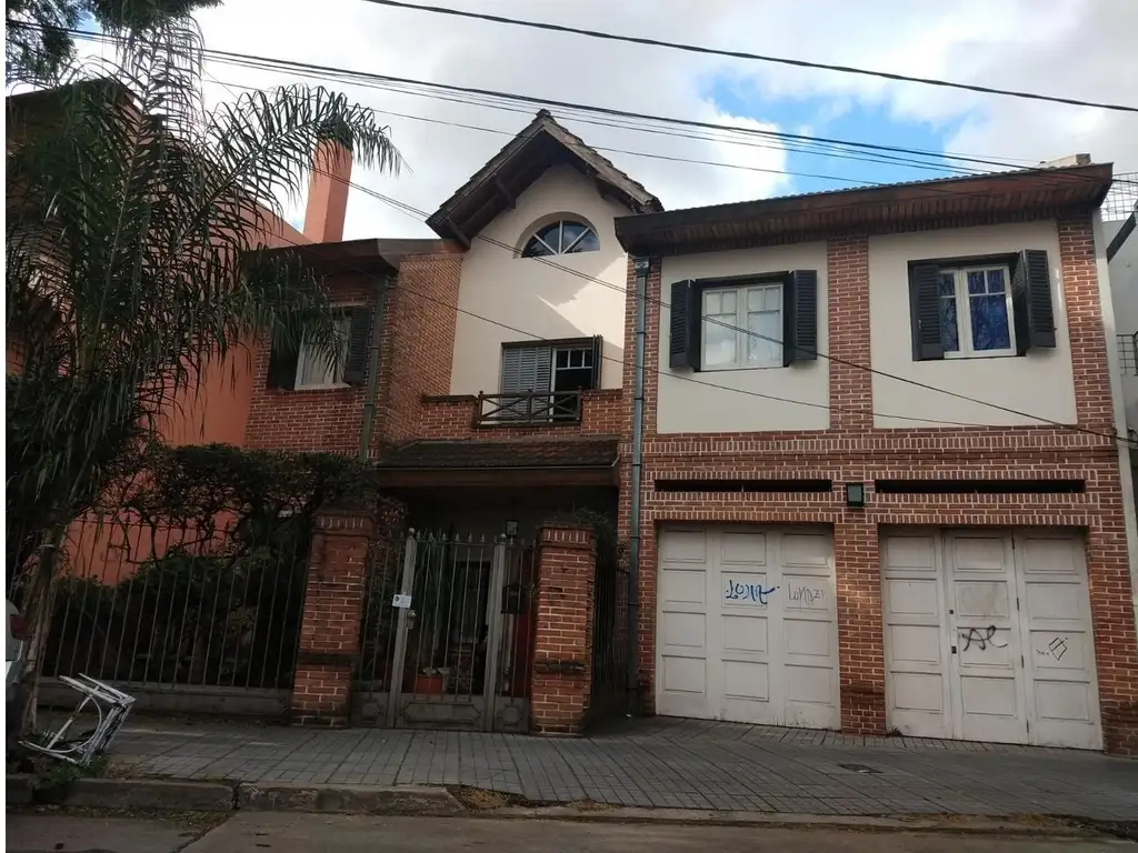 Excelente chalet a la venta en Haedo con parque y piscina.