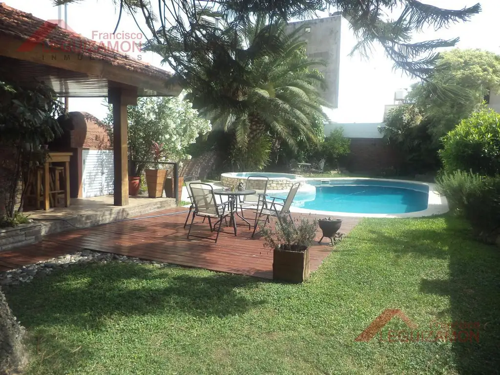 CHALET - 470m2 - DE CATEGORIA - JARDIN PARQUIZADO - QUINCHO - PISCINA