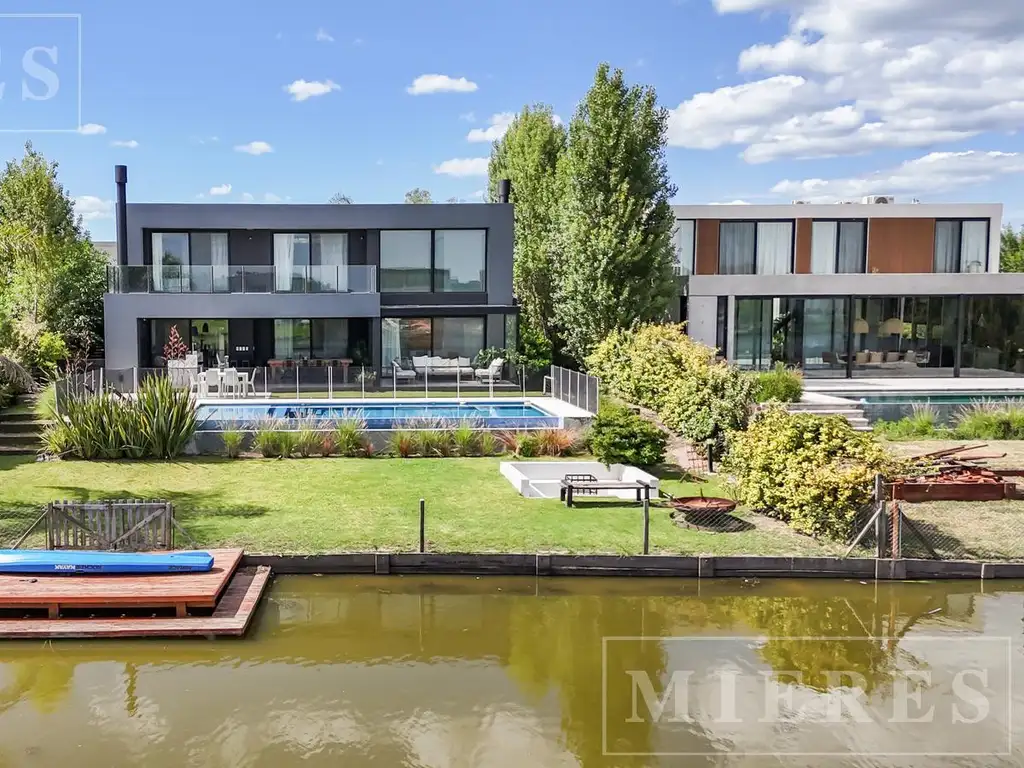 Casa en venta sobre lote a la laguna en El Cantón Barrio Islas