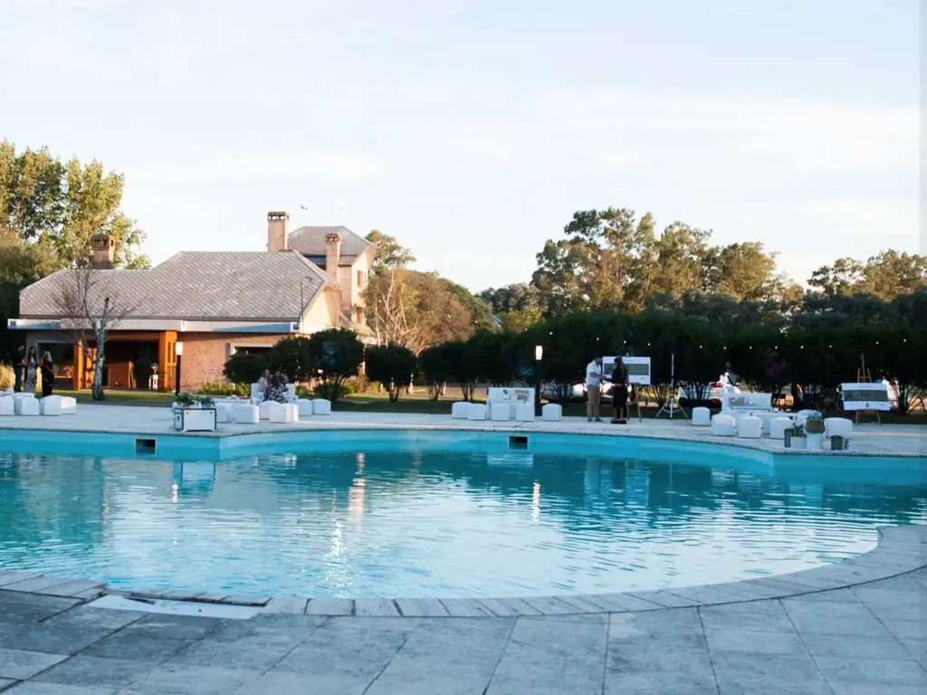 Áreas comunes piscina, gimnasio, club-house, juegos en Castelo Real Club de Campo