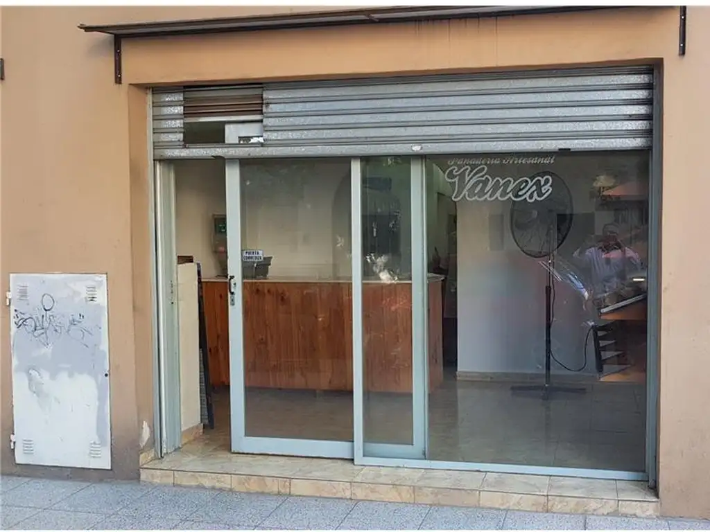 IMPECABLE LOCAL COMERCIAL, IDEAL VARIOS DESTINOS, TAMBIÉN PROFESIONAL.