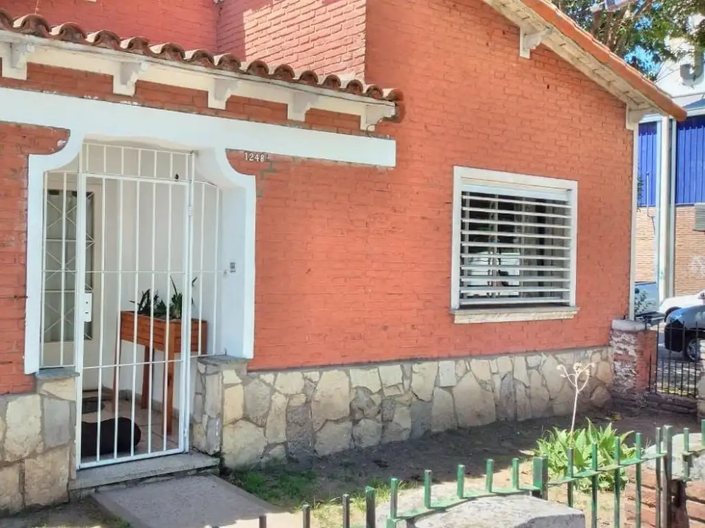 Av 72 esq 20 -casa s/ lote en esquina-  BAUM PROPIEDADES