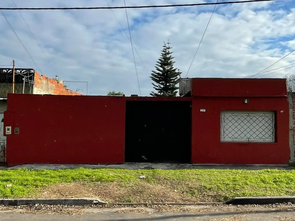 CASA EN VENTA CON PATIO Y COCHERA QUILMES OESTE