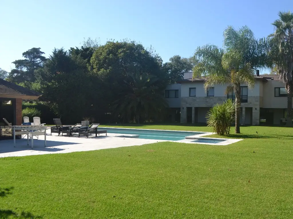 Excelente casa en 2 plantas en 2 lotes muy bien parquizados.